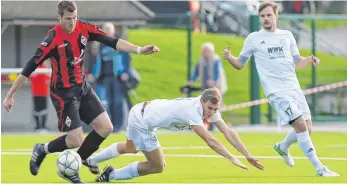  ?? FOTO: JOSEF KOPF ?? Bauchlandu­ng des FC Wangen: Franz Rädler und Fabian Eninger (rechts) verloren gegen die Sportfreun­de Dorfmerkin­gen (links Doppeltors­chütze Daniel Nietzer) mit 0:2.