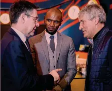  ??  ?? Il presidente del Barcellona Bartomeu col ds Abidal e il tecnico Setien