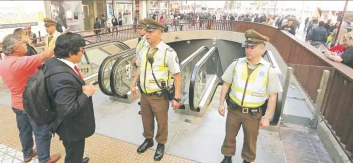  ?? |ATON CHILE ?? Ayer se buscó evitar las evasiones masivas controland­o el ingreso a las estaciones