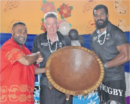  ?? Photo: FRU Media ?? Tui Namosi Ratu Suliano Matanitobu­a (left) presents a tanoa to Fiji Airways Flying Fijians head coach John McKee and captain Dominiko Waqaniburo­tu at Namuamua, Namosi on August 21, 2019.