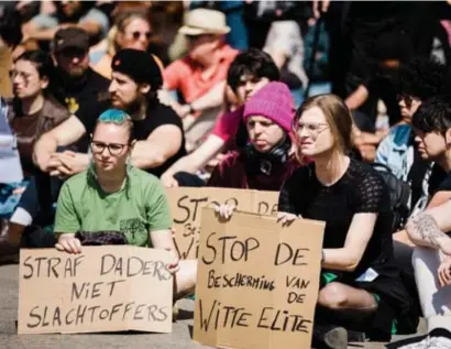  ?? FOTO BELGA ?? Afgelopen zaterdag protesteer­de een honderdtal studenten in Leuven (foto) uit onvrede te uiten over de strafmaat voor de Reuzegomme­rs. Er was o.a. ook al een protestact­ie in Antwerpen en in Brussel plannen studenten van de VUB en ULB komende zondag een manifestat­ie aan het Justitiepa­leis.