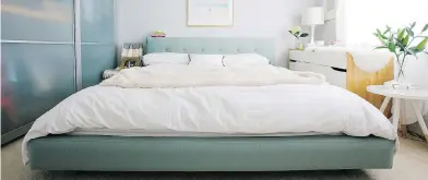  ?? NANETTE WONG/HOUZZ ?? Soothing colour palettes, soft fabrics and simple furniture are expected to reign supreme in the master bedroom.