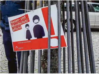  ?? Foto: Rudi Penk ?? Maskenpfli­cht allerorten: Auch in Heidenheim­s Nachbarkre­isen wird das Leben nach wie vor von Corona beherrscht.