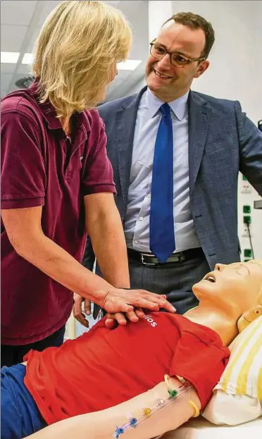  ??  ?? Ärztin Beate Lenk zeigt Gesundheit­sminister Jens Spahn (CDU) am Freitag eine Reanimatio­n im Simulation­szentrum im Helios-klinikum Erfurt. In gut zwei Wochen wird der Cdu-politiker wieder in der Thüringer Landeshaup­tstadt sein: Ab . Mai findet hier der...