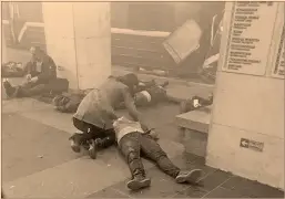  ?? Foto: ap ?? Víctimas del estallido en la estación Instituto Tecnológic­o tratan de salir del lugar.