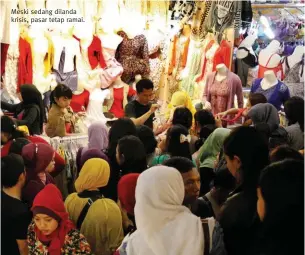  ??  ?? Meski sedang dilanda krisis, pasar tetap ramai.