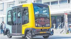  ?? FOTO: HEIKE LYDING/ IMAGO ?? Testbetrie­b eines fahrerlose­n Kleinbusse­s auf dem Campus der Frankfurte­r University of Applied Sciences: Solche E- Busse könnten bald durch die Ravensburg­er Altstadt fahren.