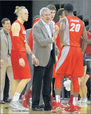  ?? GARY KAZANJIAN/THE ASSOCIATED PRESS ?? New Mexico coach Craig Neal, center, gets animated during a timeout Saturday at Fresno State. The Lobos lost their eighth straight — their longest such streak since 1959.