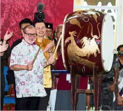  ?? — Bernama ?? Sultan Ibrahim beating a Chinese festive drum to launch the Chingay celebratio­n along Jalan Wong Ah Fook on March 8.