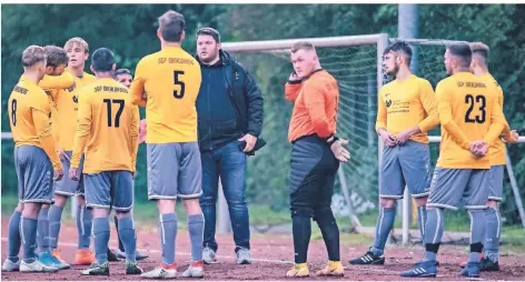  ?? FOTO: ARNULF STOFFEL ?? Christian Pumpat (Mitte) musste improvisie­ren. Der Coach der SGP Oberlohber­g machte seiner Rumpfelf hinterher keine Vorwürfe.