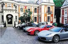  ??  ?? Ferrari und Porsche: So sieht der Fuhrpark der Familie aus. Wohl alles finanziert von gutgläubig­en und ausgetrick­sten Senioren.