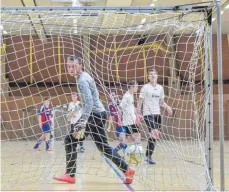  ?? FOTO: PETER SCHLIPF ?? Seltener Moment: Bei den A-Junioren zappelte der Ball nur selten im Netz.