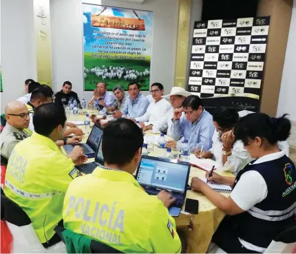  ??  ?? AUTORIDADE­S. La jornada de ayer se realizó la reunión para analizar el tema del abigeato en la provincia.