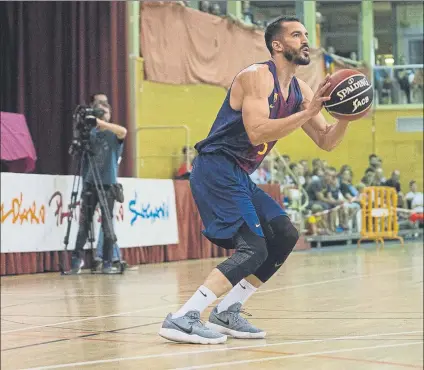  ?? FOTO: SARA GORDÓN (FCB) ?? Pau Ribas se prepara para lanzar a canasta en el amistoso contra el UCAM Murcia jugado ayer en Platja d’Aro (Girona)