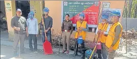  ?? HT PHOTO ?? Forest department staff gear up to fight wildfires in Mussoorie forest division.