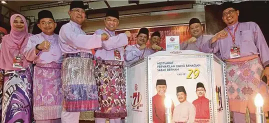  ?? [FOTO INTAN NUR ELLIANA ZAKARIA/BH] ?? Ahmad Zahid bersama Ketua UMNO Bahagian Sabak Bernam, Datuk Mohd Fasiah Mohd Fakeh (lima dari kiri) dan Pengerusi Badan Perhubunga­n UMNO Selangor, Tan Sri Noh Omar Mesyuarat UMNO Bahagian Sabak Bernam dan Pelancaran Jentera PRU-14 Barisan Nasional (BN)...