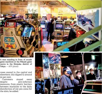  ?? — AFP photos ?? A man standing in front of arcade game machines at the Mikado game centre in the Shinjuku district of Tokyo.
A staff member (centre) speaking as he presents a video game fighting match at the Mikado game centre in the Shinjuku district of Tokyo.