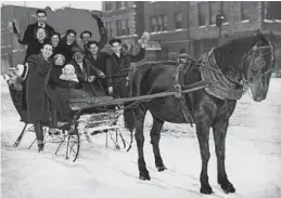  ?? CHICAGO HERALD AND EXAMINER ?? Above left: Perfect weather — that’s what this party thought in December 1932 as they took an old-fashioned sleigh ride at Western Avenue and Hirsch Boulevard in Chicago. Sam Goldman drove the group.