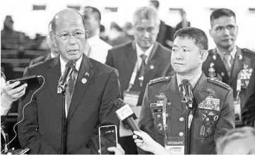  ??  ?? Lorenzana (left), joined by Armed Forces of the Philippine­s chief Eduardo Ano, answers questions during a press conference in Clark, east of Manila. — AFP photo