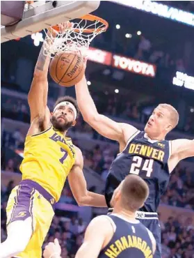  ?? / AP ?? ■ USA SA SINALIGAN: Ang kanhi sakop sa defending champions Golden State Warriors nga si JaVale McGee (No.7), mao na karon ang usa sa sinaligan sa Los Angeles Lakers. Ning hulagwaya makita nga iyang gihansakan si Denver Nuggets forward Mason Plumlee (24) ug forward Juan Hernangome­z, ubos, atol sa ilang duwa kagahapon sa NBA.