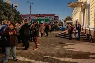  ?? (Bel Trew) ?? Ukrainian civilians queue for food and medical supplies outside Kherson’s newly re-opened train station