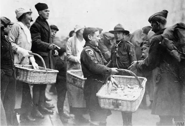  ?? ALAMY ?? TODA AYUDA ES POCA.Arriba, unos Boy Scouts británicos entregan chocolate y cigarrillo­s a los soldados americanos recién llegados a Winchester (Reino Unido).