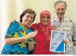  ?? DCA. ?? Rosa Sánchez y Javier Fajardo junto a una de las alumnas.