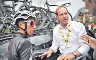  ?? AFP ?? Momento en el que Egan Bernal (izquierda), se reúne con Christian Prudhomme previo a una salida.