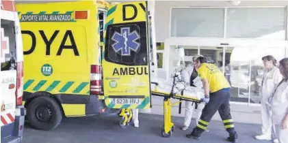  ?? EL PERIÓDICO ?? Llegada de un paciente a las urgencias del Hospital Universita­rio de Cáceres, en una fotografía de archivo.