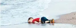  ??  ?? (Above) The Internatio­nal Federation of the Red Crescent shows staff moving the bodies of some 74 migrants that were found washed ashore in Libya. (Below) In 2015, a disturbing picture of a young Syrian toddler, Aylan Kurdi, washed ashore, sent ripples...