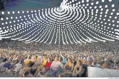  ?? MIGUEL GÓMEZ ?? Paraguas de luces en el auditorio del Parque Almirante Laulhé durante la Feria del Carmen de 2022.
