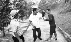  ??  ?? Hii meets joggers at the Taman Grandview recreation­al park.