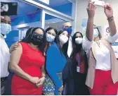  ??  ?? A su salida del encuentro, el presidente Abinader accedió a hacerse un selfie con empleadas del Grupo de Medios Corripio.