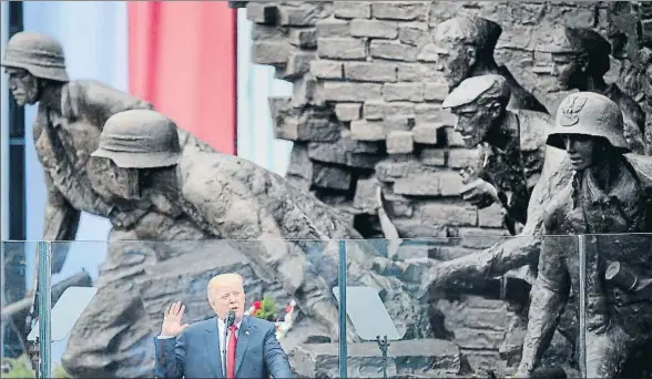  ?? ALIK KEPLICZ / AP ?? Trump pronuncia su discurso, protegido por un cristal antibalas, ante el monumento a la sublevació­n contra los nazis en 1944 en Varsovia