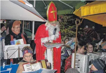  ?? ARCHIVFOTO: GÄ ?? Seine Anfänge nahm der Nikolausma­rkt 1999 in Meckenbeur­en auf dem Bahnhofspl­atz.