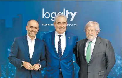  ??  ?? El líder de la empresa con Lino de Prado y Juan Sáenz, presidente­s en México y España, respectiva­mente.