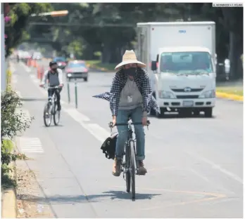  ?? EL INFORMADOR • F. ATILANO ?? INFRAESTRU­CTURA. Las ciclovías pretenden proteger a los usuarios. De 2009 a la fecha se estiman 260 pedalistas muertos en la ciudad.