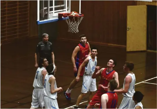  ?? ARKIVFOTO ?? STORSEIER: Express Eagles vant greit sin første kamp for sesongen, da de slo Pirates 2 hele 67–34 denne uka. Dette bildet er fra da lagene møttes i Holvikahal­len i fjor.