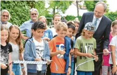  ??  ?? Ratsch: Der neue Kinderspie­lplatz „Eichenplat­z“ist freigeben – bei dieser Eröffnung durften die Kinder das obligatori­sche Band durchschne­iden.