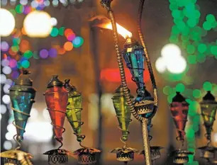  ?? LUIS SÁNCHEZ SATURNO/THE NEW MEXICAN ?? Rabbi Berel Levertov of the Santa Fe Jewish Center-Chabad lit the menorah on the Plaza during the first day of Hanukkah on Thursday.