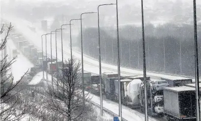  ??  ?? ●●M62 Westbound traffic at a standstill while the Eastbound carriagewa­y is deserted