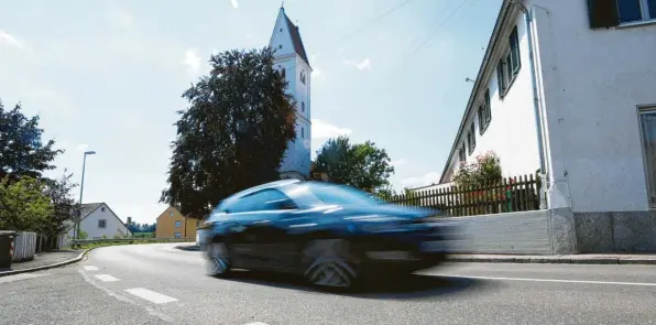  ?? Foto: Marcus Merk ?? Weil viele Autofahrer in Lützelburg­s Straßen viel zu schnell unterwegs sind, will der Gablinger Gemeindera­t in diesem Ortsteil Tempo-30-Zonen ausweisen. Das ist aber nicht bei allen Straßen ohne Weiteres möglich, wurde im Gemeindera­t deutlich gemacht.