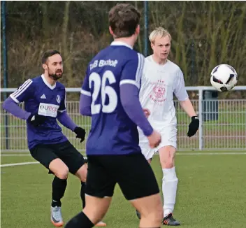  ?? FOTO: SCHWARZ ?? Hendrik Tenhagen (rechts) sorgte mit einem verwandelt­en Elfmeter für die 1:0-Führung des SV Haldern. Doch das Tor reichte nicht. Durch die Niederlage rutscht das Team auf den vorletzten Platz ab.