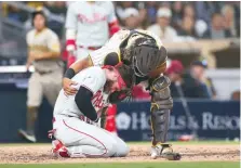  ?? AP ?? Bryce Harper (i) es socorrido por Jorge Alfaro.