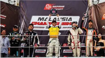  ??  ?? Andy Rahimy menjulang piala ketika menjuarai pusingan pertama Pertanding­an Malaysia Championsh­ip Series, (MSC) 2019.