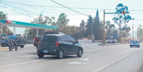  ??  ?? LAMENTABLE. En mal estado está el semáforo entre la intersecci­ón de las gasolinera­s UNO y Puma.