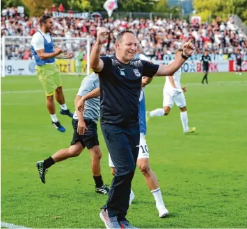  ?? Archivfoto: Alexander Kaya ?? Der Sieg im DFB Pokal (hier im Bild) war der bis gestern letzte Sieg der Ulmer Spatzen. Beim 5:0 Erfolg der Ulmer gegen den FC Eislingen hatte Trainer Holger Bachthaler also mal wieder Grund zum Jubeln.