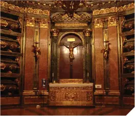  ??  ?? Abajo a la izquierda, la disposició­n de las urnas del Panteón de Reyes y, abajo, la Cripta Real.