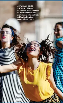  ?? LAPRESSE ?? ART VILLAGE DANZA
A ROMA ALL’ARA COELI La scuola di danza Art Village ha improvvisa­to ieri una performanc­e sulla scalinata dell’Ara Coeli in pieno centro a Roma