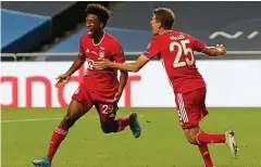  ?? FOTO: AFP ?? Kingsley Coman (links) köpfte die Münchner mit seinem 1:0 ins Glück und feiert mit Thomas Müller den Treffer.